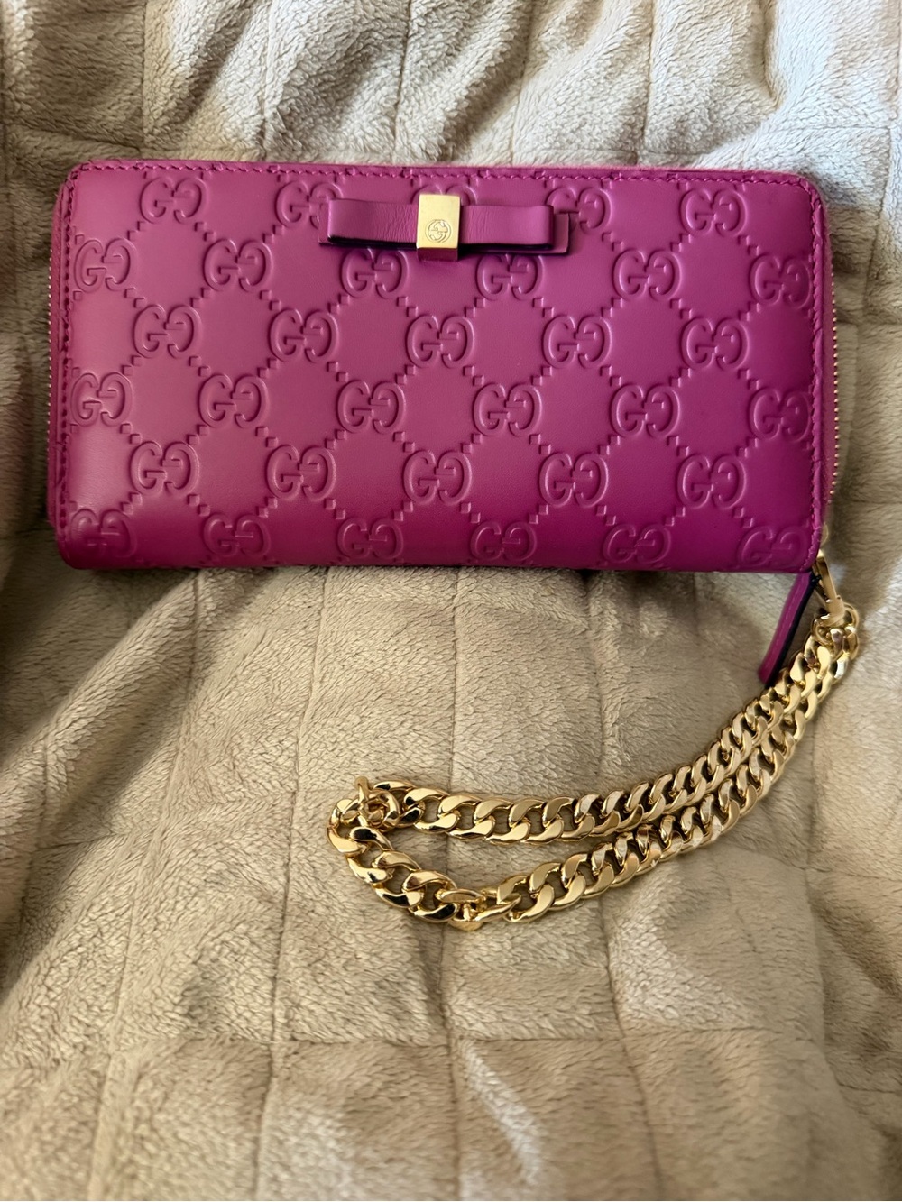 GUCCI Pink/Magenta Embossed Leather Zip Wallet w/Unbranded* Gold-Tone Wristlet